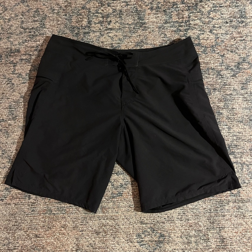 Lululemon El Current black Unlined Board Shorts Tie Front Men's Size 32